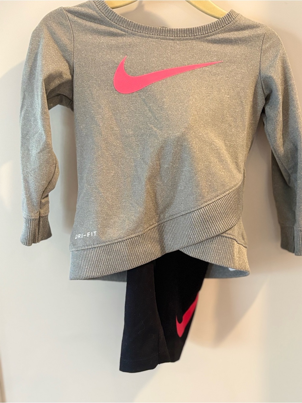 Nike Girls Grey Top with Pink Swoosh. Black leggings with Pink Swoosh.